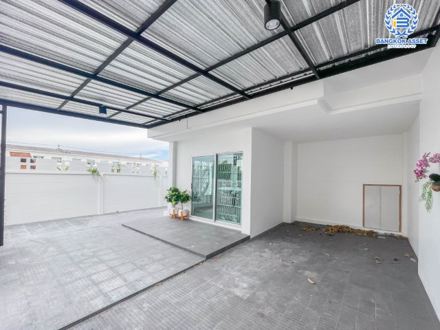 *****ทาวน์เฮ้าส์มือสองย่านกรุงเทพฯ ม.ไอ ดีไซน์ วงแหวน-รามอินทรา #หลังมุม เนื้อที่กว้างขวางมากถึง 30.4 ตร.ว. ฟังก์ชันจัดเต็ม 4 ห้องนอน 2 ห้องน้ำ 1 ที่จอดรถ บ้านสภาพสวย น่าอยู่อาศัย  บนทำเลเยี่ยม เชื่อมต่อถ.วงแหวน-รามอินทรา ถ.คู้บอน ถ.ปัญญา-รามอินทรา ถ.จตุโชติ ใกล้แฟชั่นไอส์แลนด์